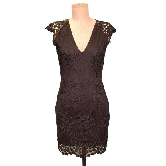 Xtaren Dresses & Skirts - Xtaren Lace Flutter Cap Sleeve V-Neck Bodycon Mini Dress Black Size Large NWT